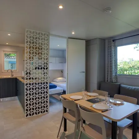 Le Bosquet مكان تخييم *