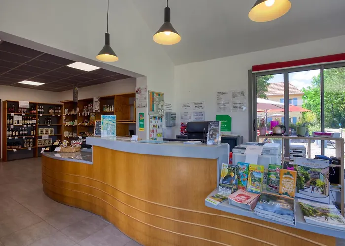 Le Bosquet مكان تخييم *