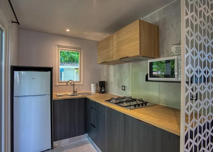 Le Bosquet مكان تخييم