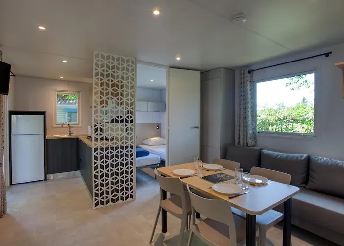 Le Bosquet مكان تخييم *